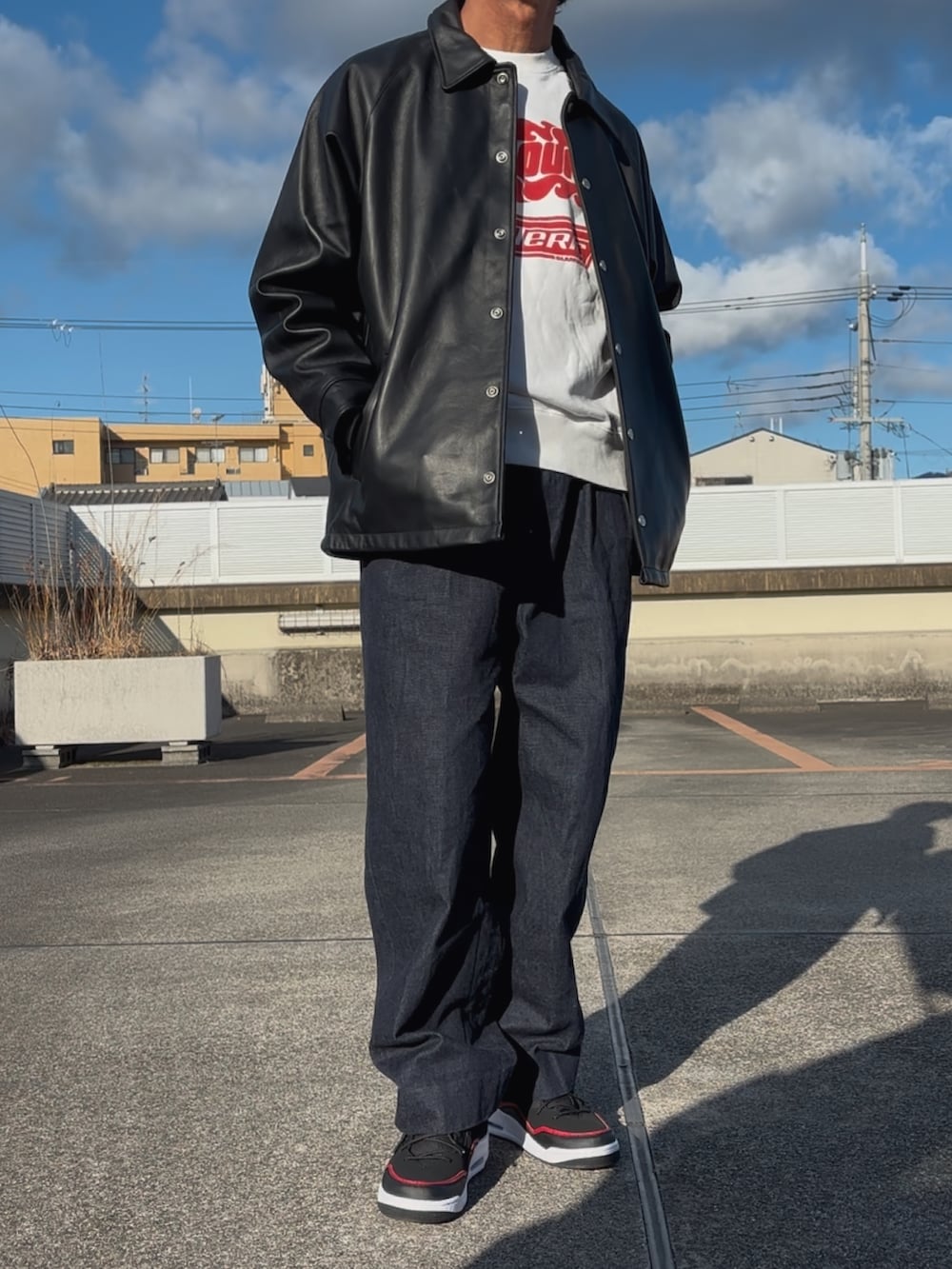 「今日のコーデ、シンプルスタイル、カジュアルコーデ、レザー、レザージャケット、秋冬コーデ、ワイドデニム」｜「schottのSchott/ショット/SHEEP COACH JACKET/シープ コーチジャケット（ライダースジャケット、ブラック系）」を使った、hiro(⁎⁍̴̆Ɛ⁍̴̆⁎)さん（メンズ・177cm）の冬コーディネートの3枚目の写真