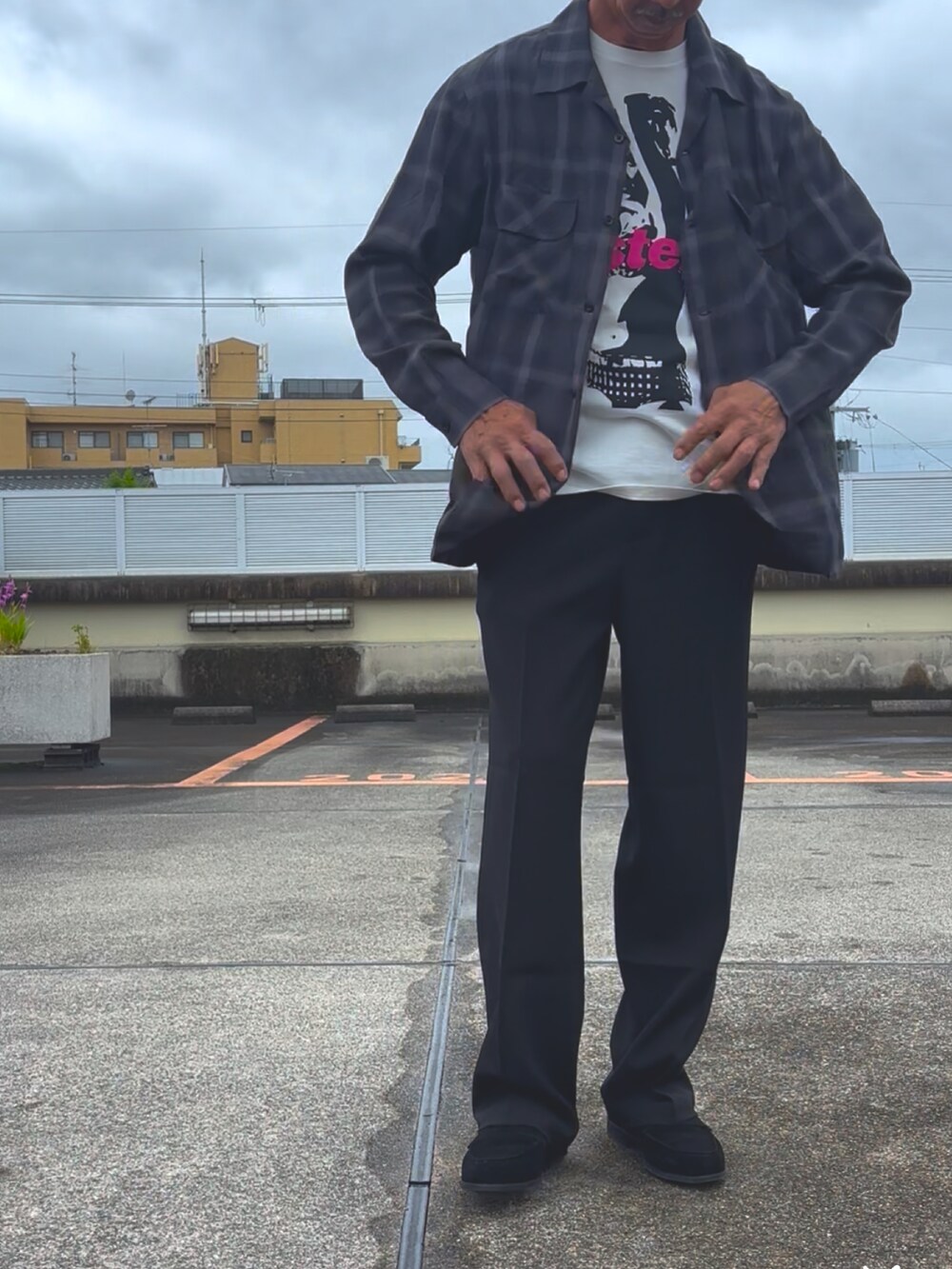 ホワイト系のTシャツ/カットソー、グレー系のシャツ/ブラウス、ブラック系のスラックスを着用したメンズの春コーディネートの2枚目の写真