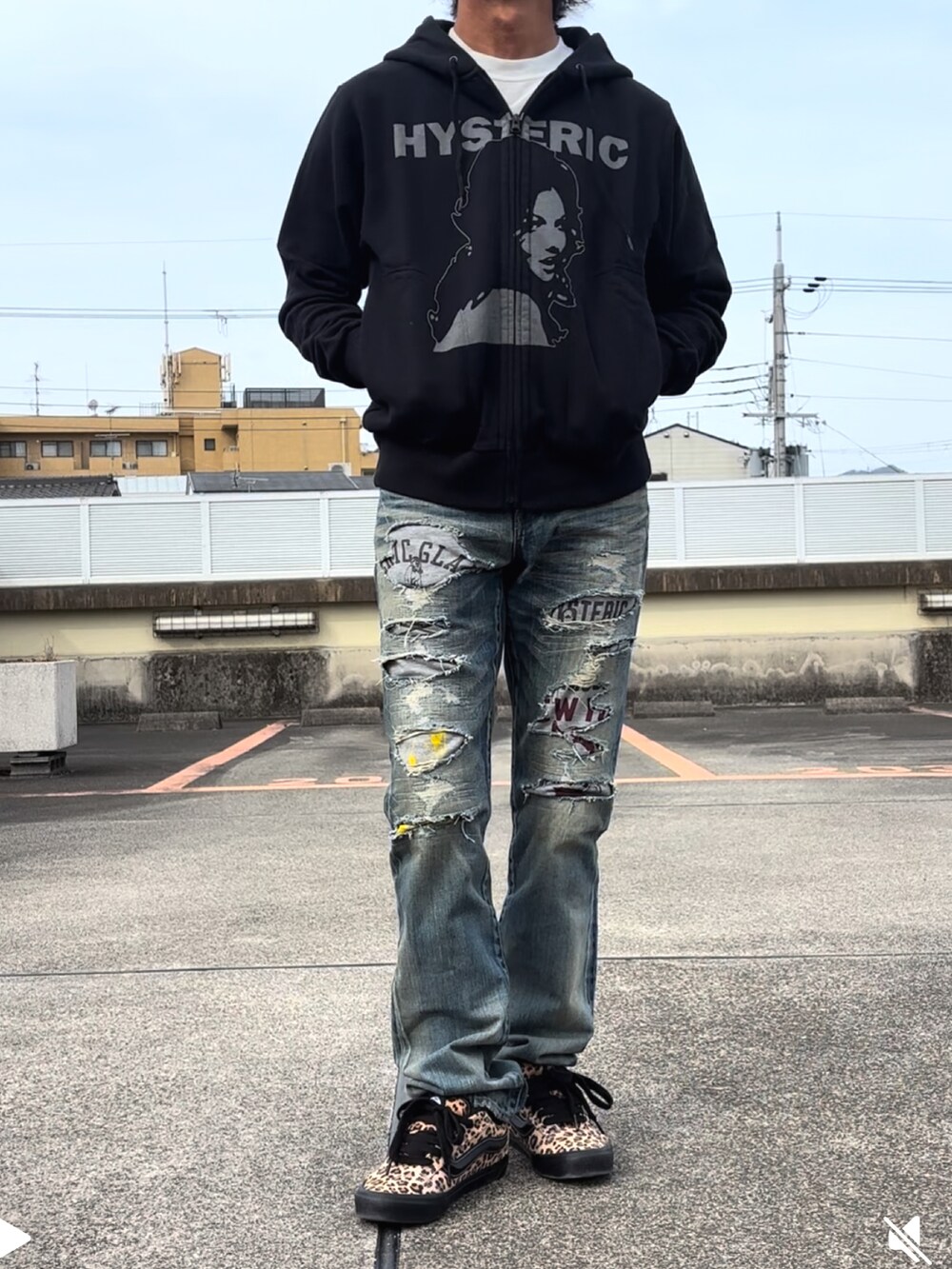 ホワイト系のTシャツ/カットソー、ブラック系のパーカー、ブルー系のデニムパンツを着用したメンズの春コーディネートの3枚目の写真