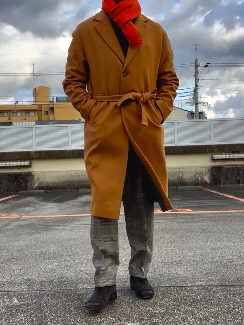 ブラック系のブーツ、ブラウン系のチェスターコート、ブラウン系のスーツジャケットを着用したメンズの冬コーディネートの2枚目の写真