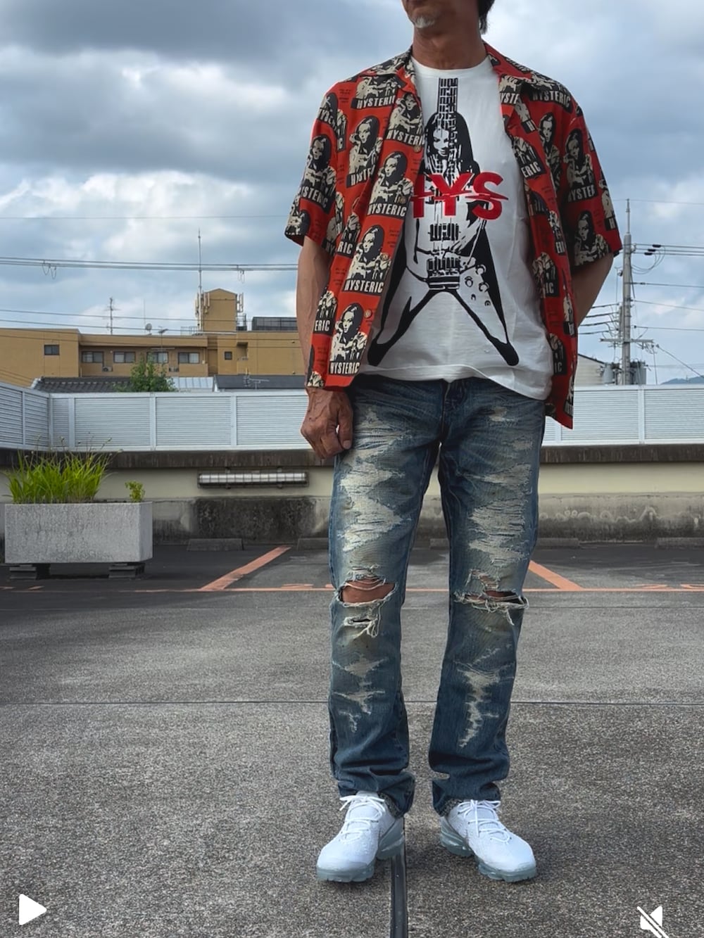 ホワイト系のTシャツ/カットソー、ホワイト系のタンクトップ、ブルー系のデニムパンツを着用したメンズの夏コーディネートの3枚目の写真