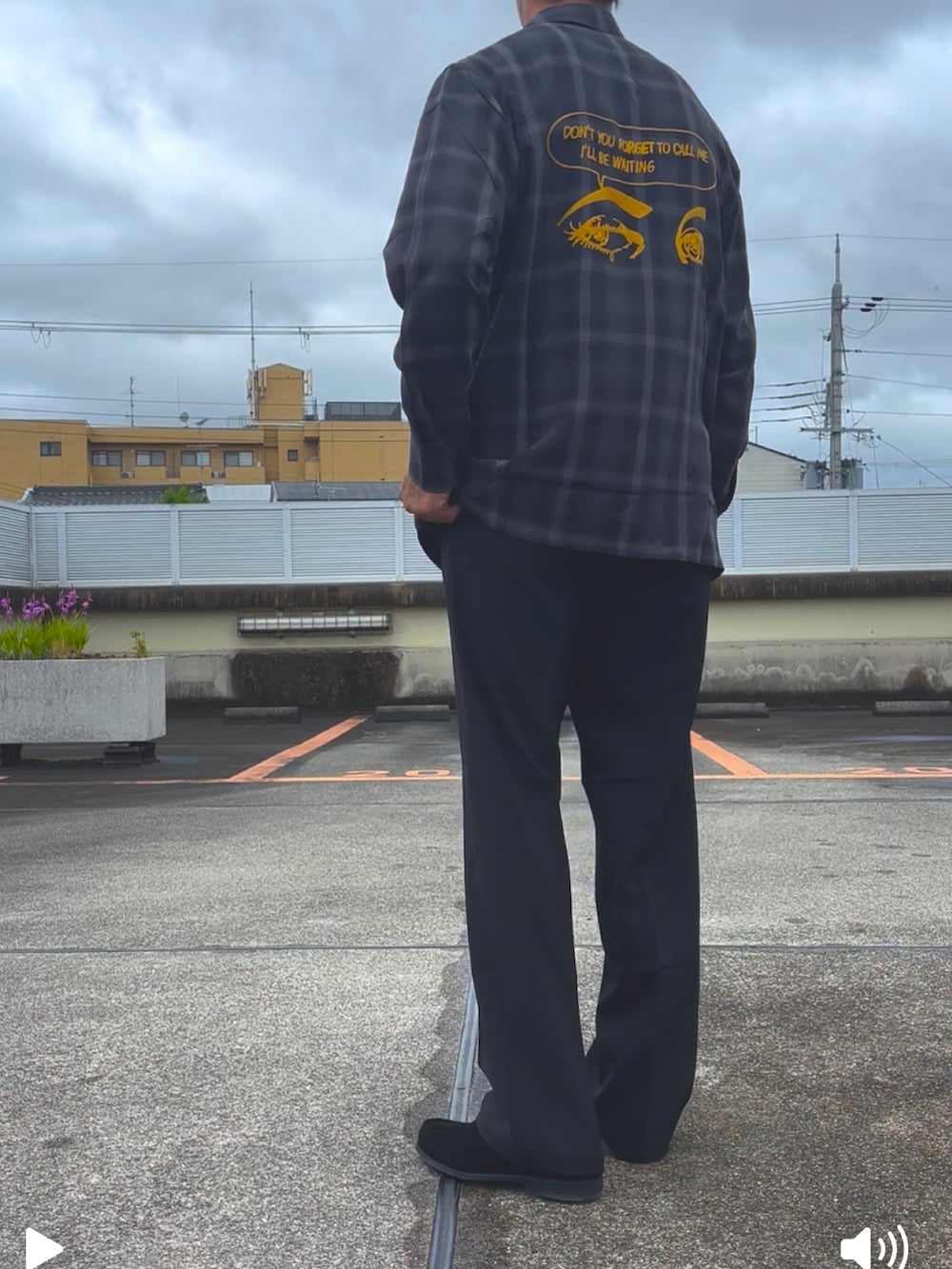 ホワイト系のTシャツ/カットソー、グレー系のシャツ/ブラウス、ブラック系のスラックスを着用したメンズの春コーディネートの3枚目の写真