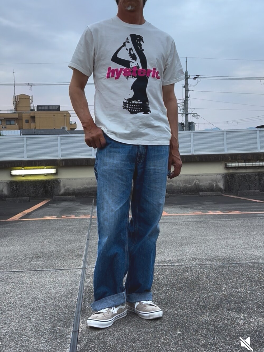 ホワイト系のTシャツ/カットソー、ブルー系のデニムパンツ、ベージュ系のスニーカーを着用したメンズの夏コーディネートの2枚目の写真