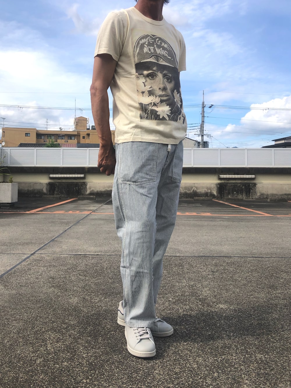 ホワイト系のTシャツ/カットソー、ホワイト系のデニムパンツ、グレー系のスニーカーを着用したメンズの夏コーディネートの2枚目の写真