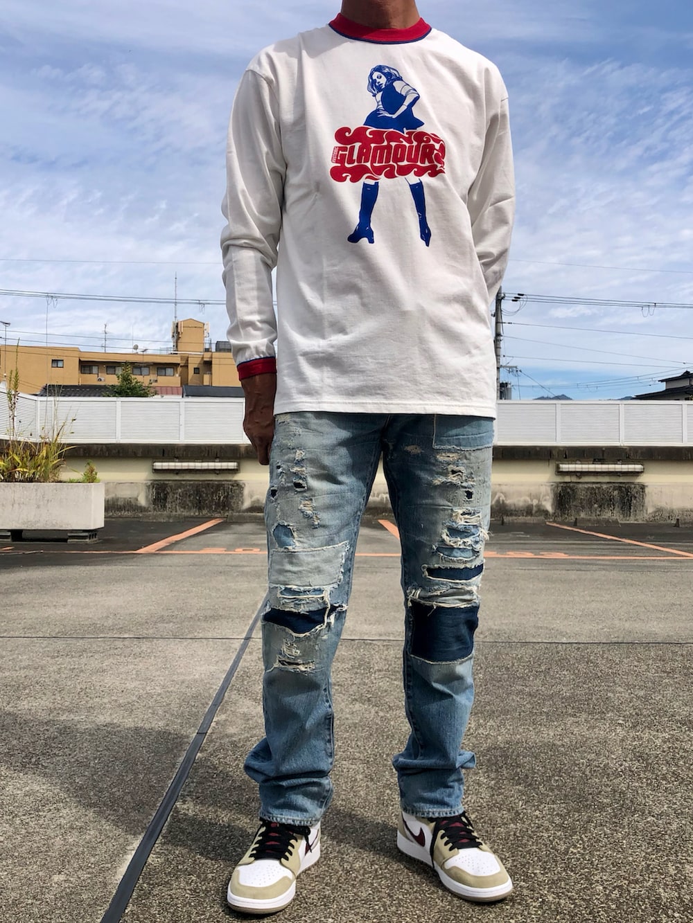 ホワイト系のTシャツ/カットソー、ブルー系のデニムパンツ、グリーン系のスニーカーを着用したメンズの秋コーディネートの2枚目の写真