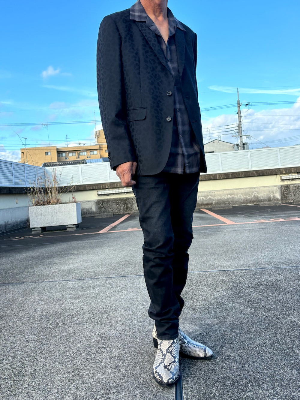 グレー系のシャツ/ブラウス、ブラック系のテーラードジャケット、ブラック系のデニムパンツを着用したメンズの秋コーディネートの2枚目の写真