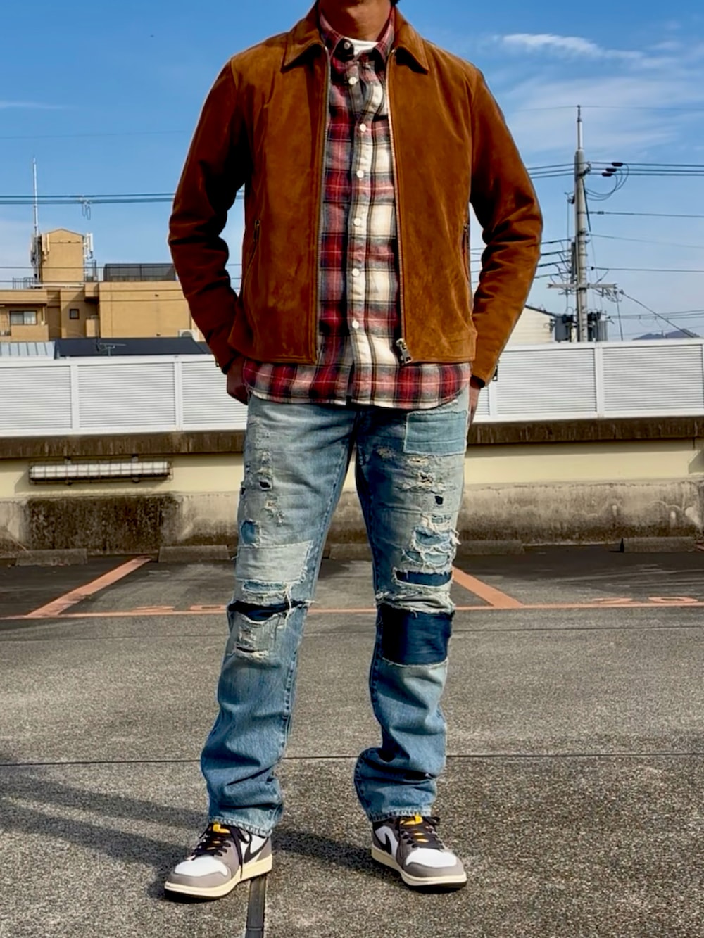 ホワイト系のスニーカー、レッド系のシャツ/ブラウス、イエロー系のその他アウターを着用したメンズの冬コーディネートの2枚目の写真