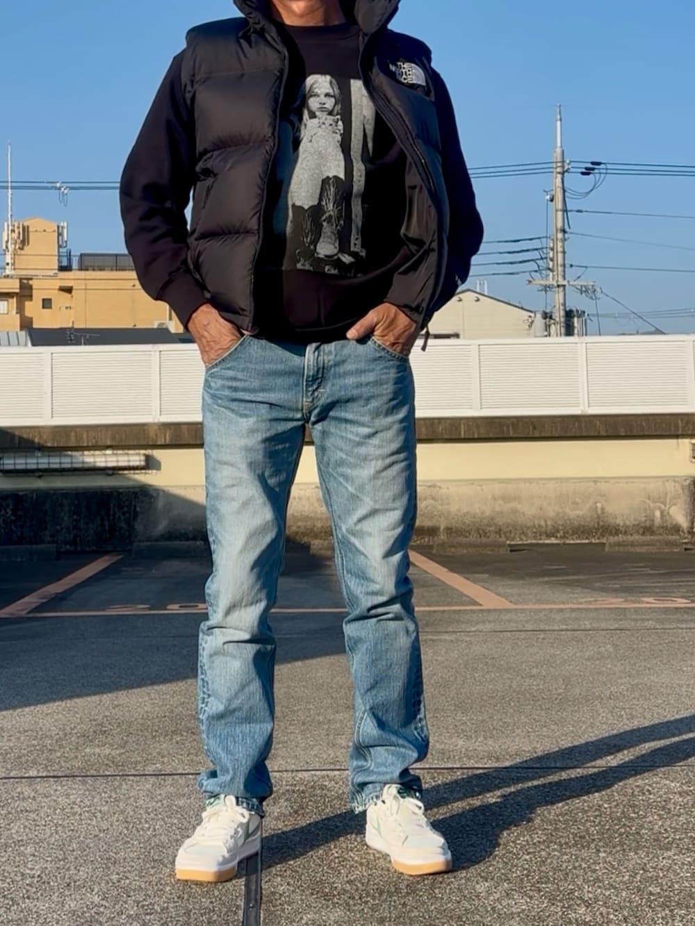 グレー系のTシャツ/カットソー、グリーン系のブルゾン、ブルー系のデニムパンツを着用したメンズの春コーディネートの3枚目の写真