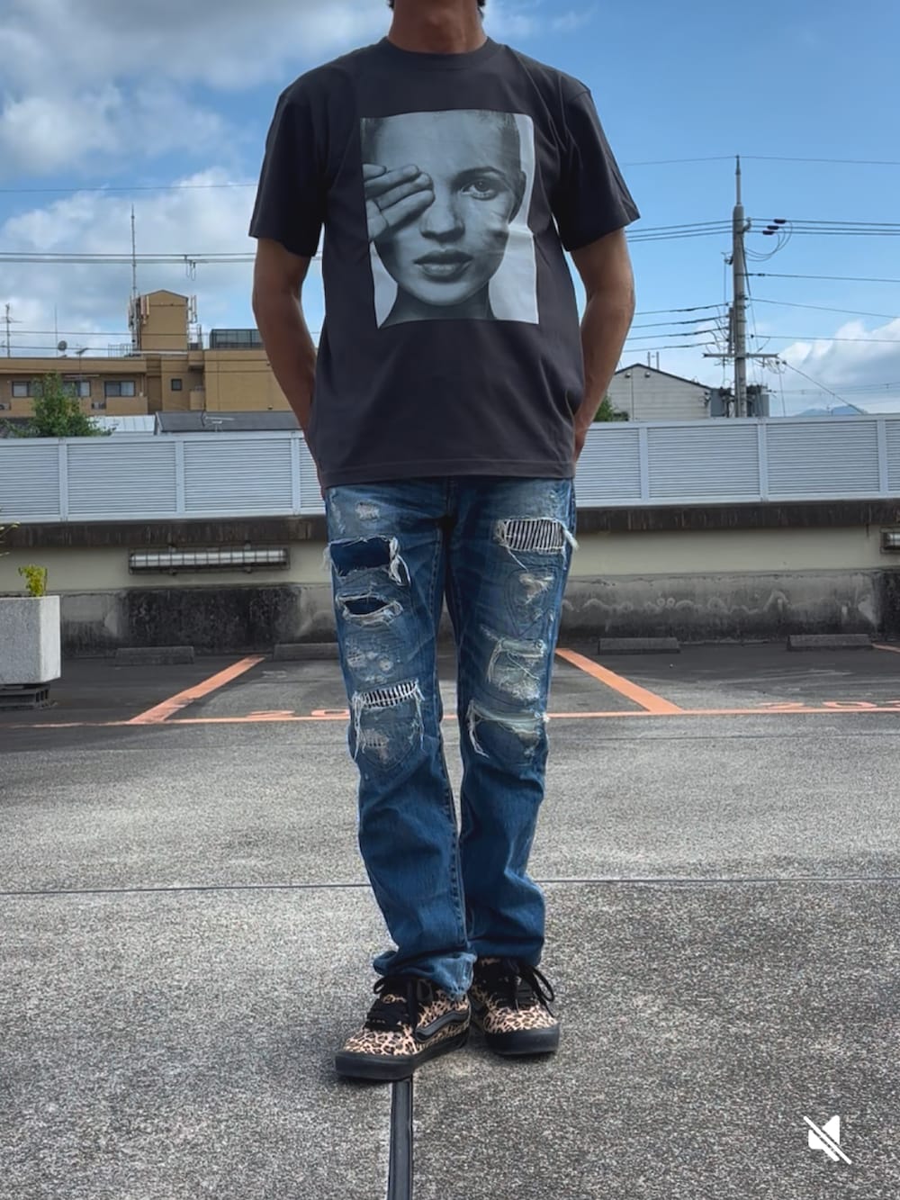 ブラック系のTシャツ/カットソー、ブラウン系のスニーカー、ブルー系のデニムパンツを着用したメンズの夏コーディネートの3枚目の写真