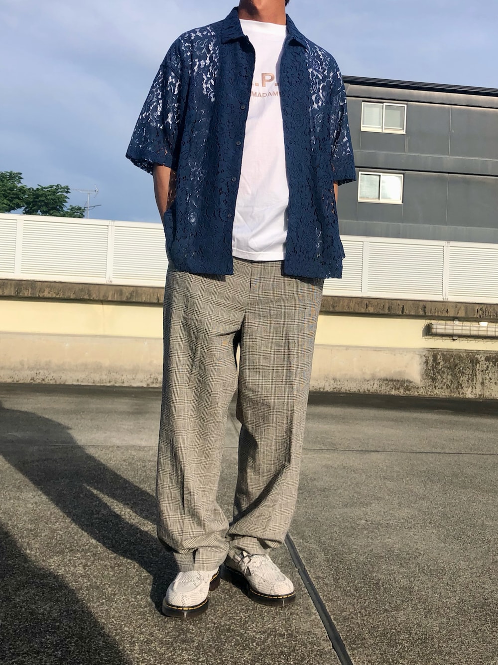 ブルー系のシャツ/ブラウス、ホワイト系のその他パンツ、ベージュ系のローファーを着用したメンズの秋コーディネートの2枚目の写真