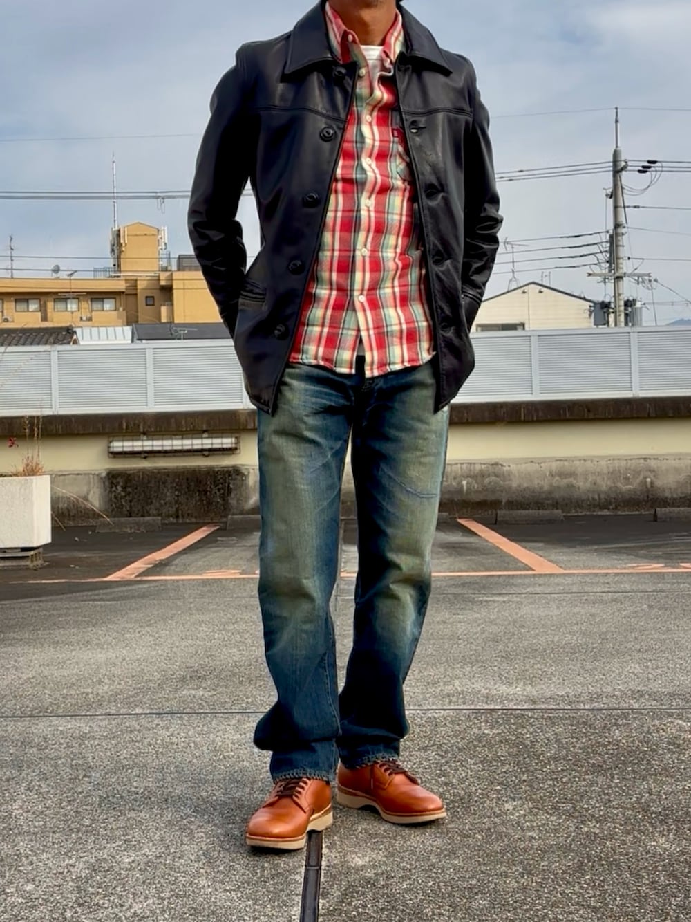 ブルー系のシャツ/ブラウス、ブルー系のデニムパンツ、ブラック系のライダースジャケットを着用したメンズの秋コーディネートの3枚目の写真