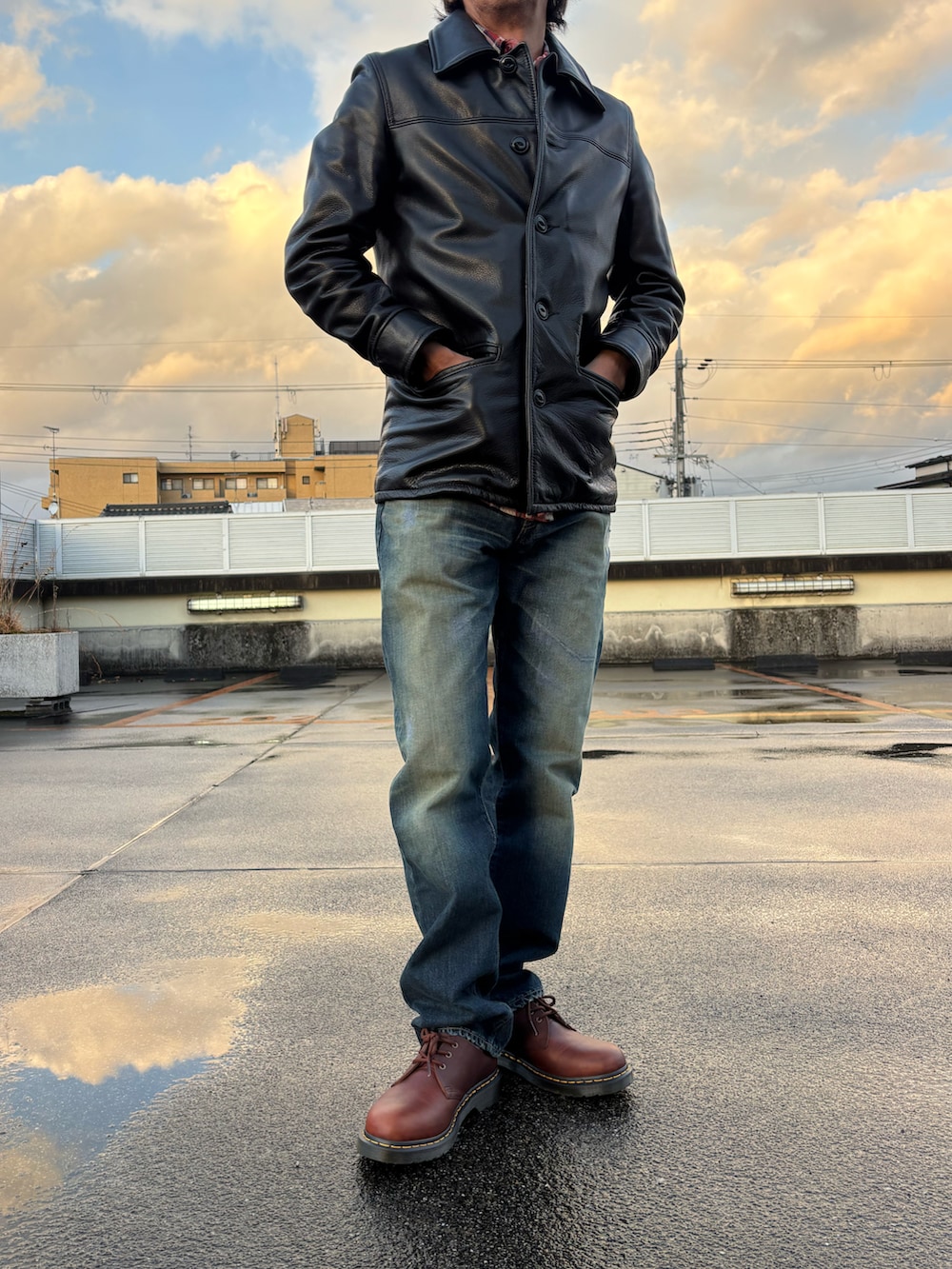 ブラック系のライダースジャケット、レッド系のシャツ/ブラウス、ブルー系のデニムパンツを着用したメンズの冬コーディネートの3枚目の写真