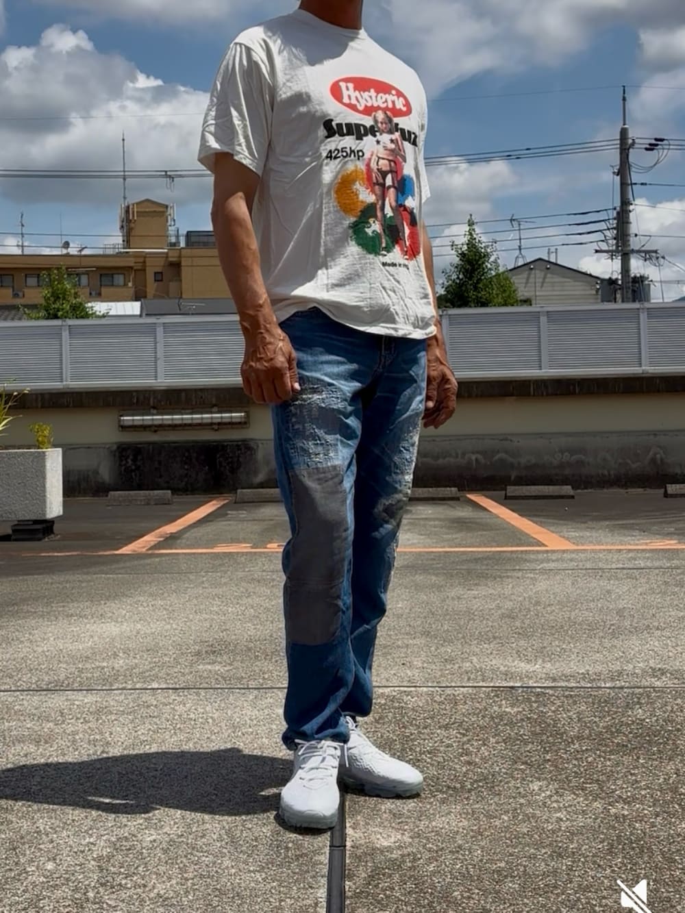 シルバー系のスニーカー、ホワイト系のTシャツ/カットソー、ブルー系のデニムパンツを着用したメンズの夏コーディネートの3枚目の写真