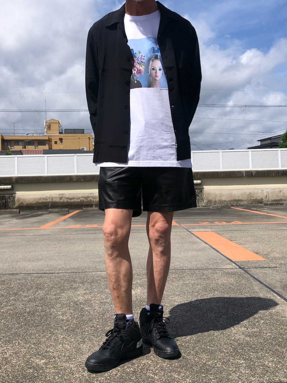 ブラック系のシャツ/ブラウス、ホワイト系のTシャツ/カットソー、ブラック系のその他パンツを着用したメンズの春コーディネートの2枚目の写真
