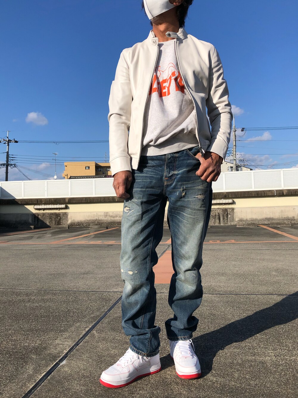 グレー系のスウェット、ホワイト系のブルゾン、ブルー系のデニムパンツを着用したメンズの春コーディネートの2枚目の写真