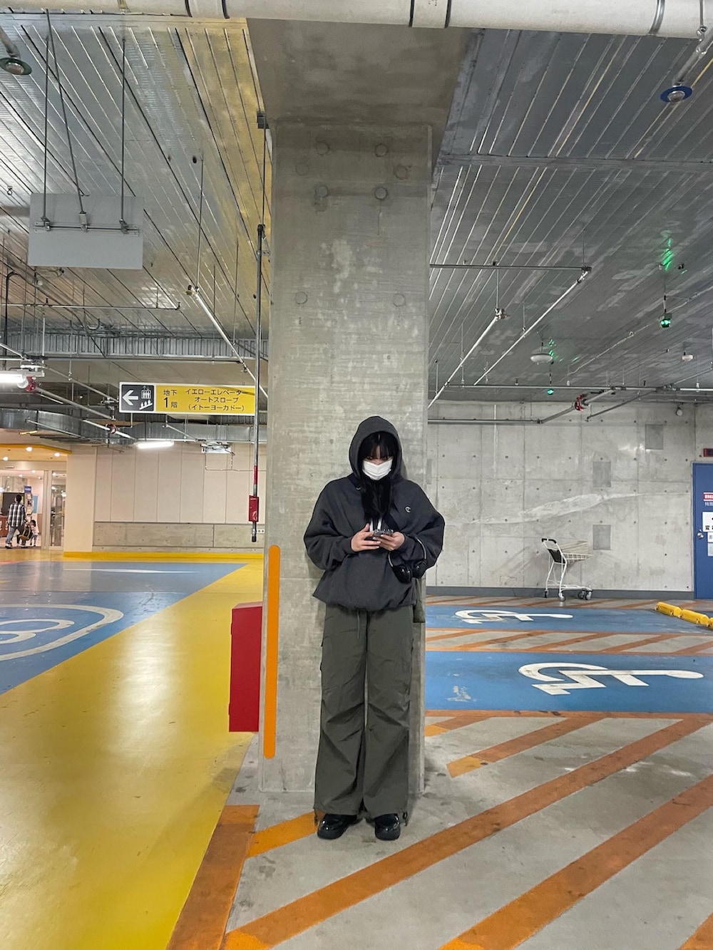 「秋ルック紹介するよ、秋コーデ、秋、ootd、シンプル、お洒落さんとつながりたい、スニーカー、スウェット、ビックシルエット、高身長女子、カーキ、韓国ファッション、いいね、save、フォローお願いします🤑、メンズライク、カーゴパンツ」｜「NEW ERAのアイテム（キャップ、ブルー系）」を使った、ハンナさん（レディース・170cm）の秋コーディネートの2枚目の写真