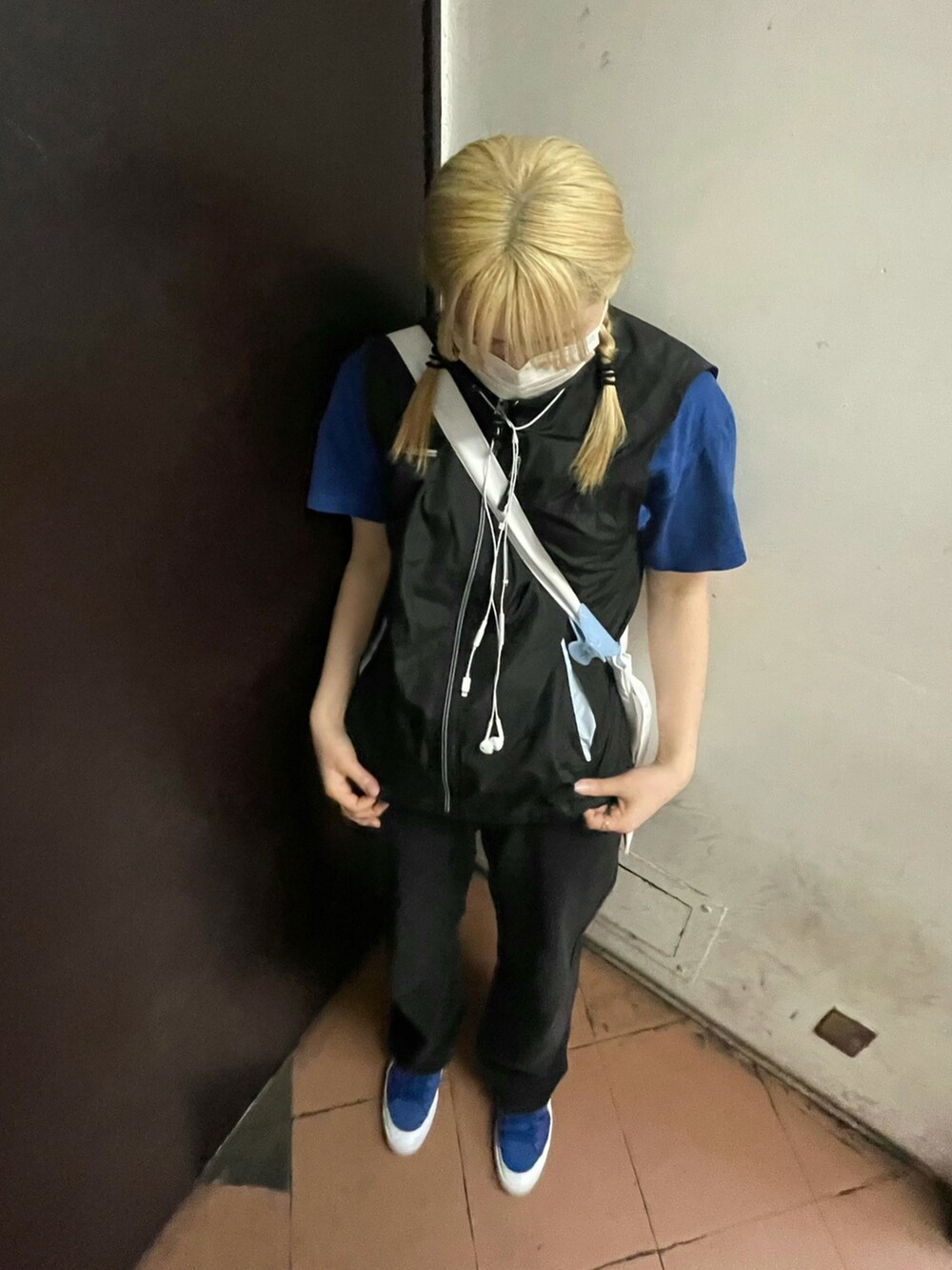 「カジュアルコーデ、リラックススタイル、プチプラコーデ、スニーカー、おしゃれさんと繋がりたい、ビッグシルエット、ootd、ブルー、トートバッグ、韓国ファッション、高身長女子、古着、ストリート、メンズライク、いいね、save、フォローお願いします🤑」｜「STUSSYのアイテム（Tシャツ/カットソー、ブルー系）」を使った、ハンナさん（レディース・170cm）の春コーディネートの2枚目の写真