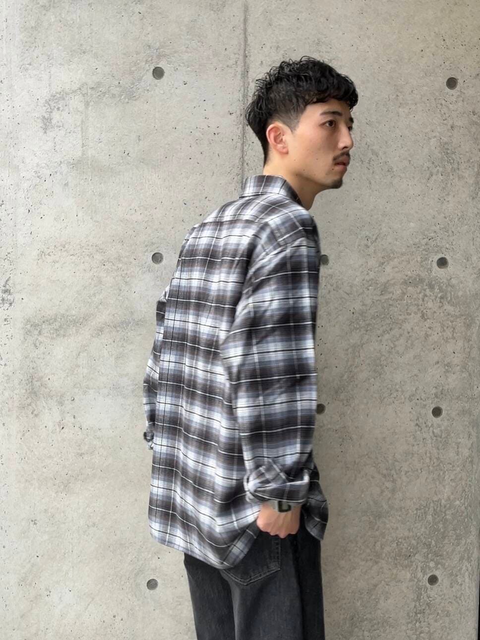 レッド系のモカシン/デッキシューズ、ブラック系のデニムパンツ、ブルー系のシャツ/ブラウスを着用したメンズの秋コーディネートの2枚目の写真