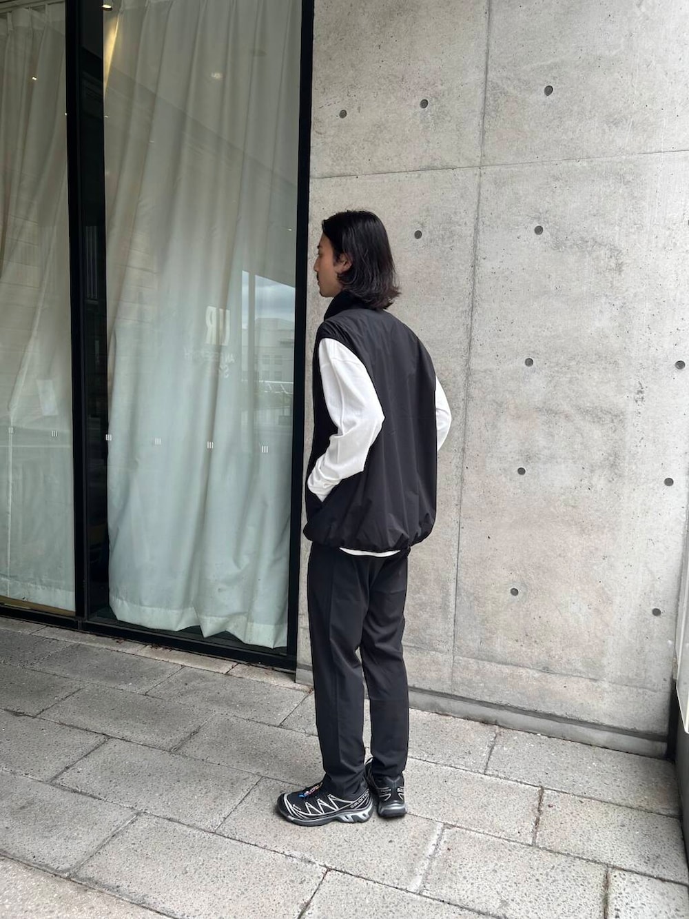 ブラック系のその他パンツ、ブラック系のベスト、ホワイト系のTシャツ/カットソーを着用したメンズの秋コーディネートの2枚目の写真