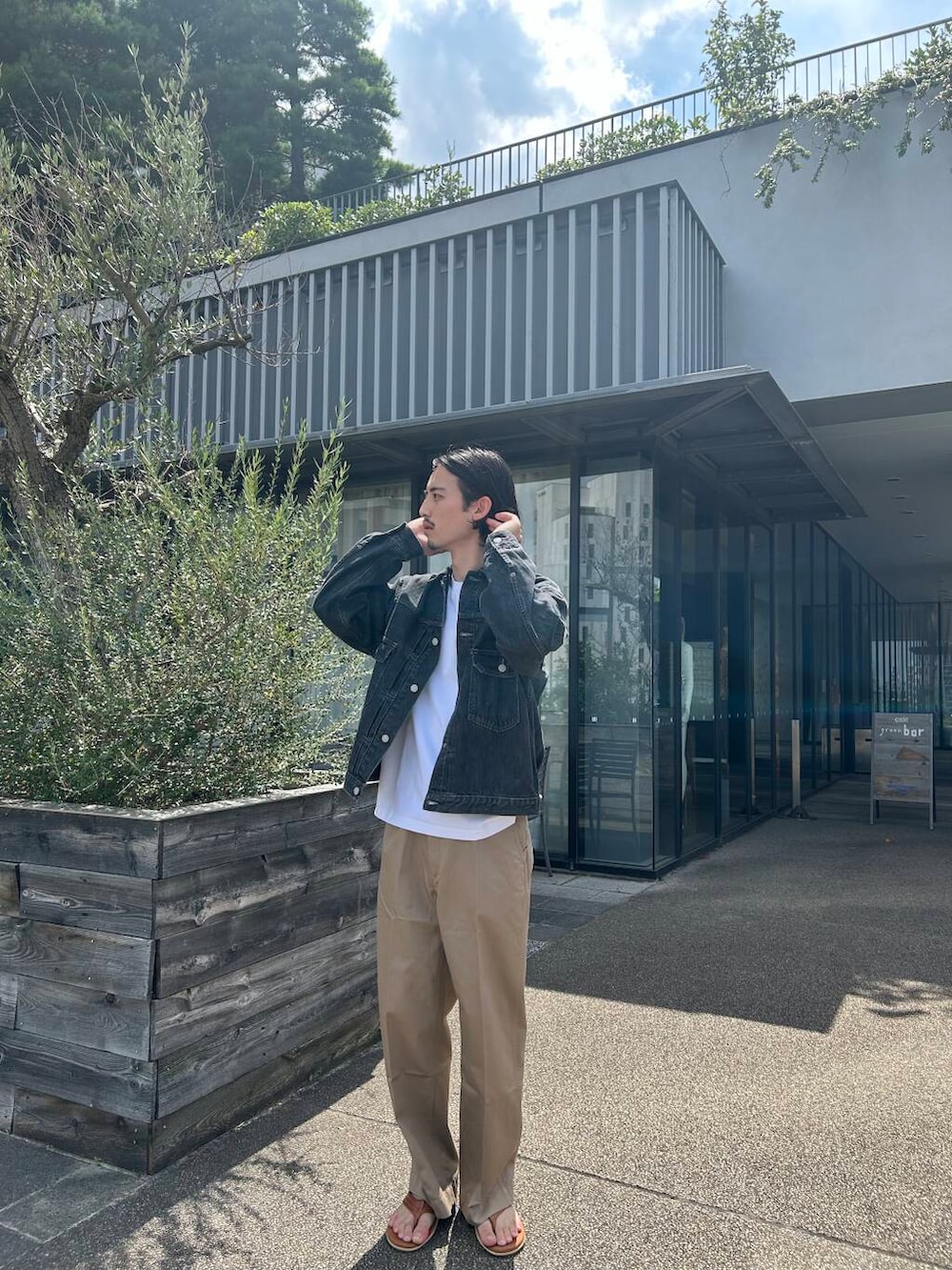 ブラウン系のサンダル、ベージュ系のその他パンツ、ホワイト系のTシャツ/カットソーを着用したメンズの夏コーディネートの2枚目の写真