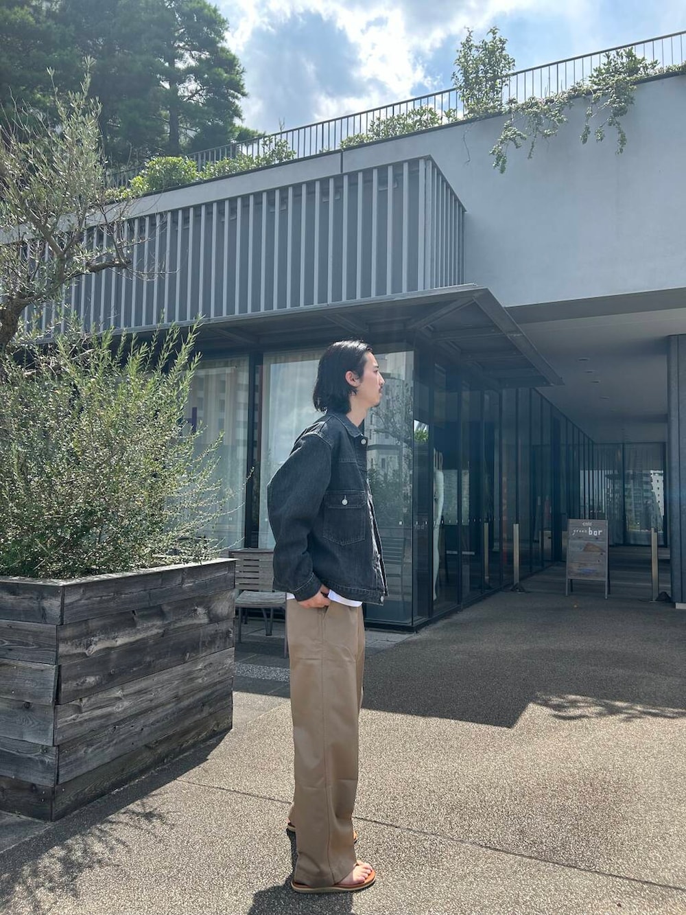 ブラウン系のサンダル、ベージュ系のその他パンツ、ホワイト系のTシャツ/カットソーを着用したメンズの夏コーディネートの3枚目の写真