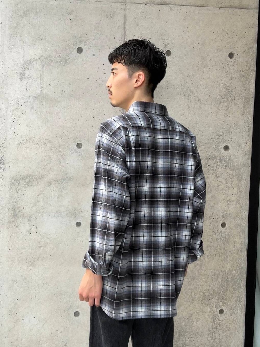 レッド系のモカシン/デッキシューズ、ブラック系のデニムパンツ、ブルー系のシャツ/ブラウスを着用したメンズの秋コーディネートの3枚目の写真