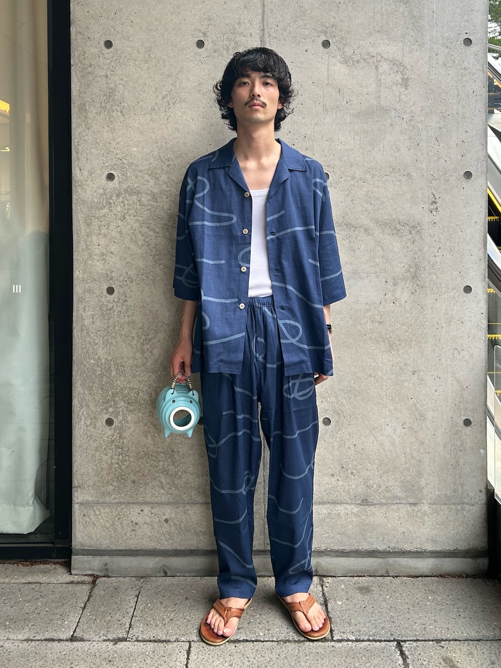 ブルー系のシャツ/ブラウス、ブルー系のその他パンツ、ブラウン系のサンダルを着用したメンズの夏コーディネートの2枚目の写真