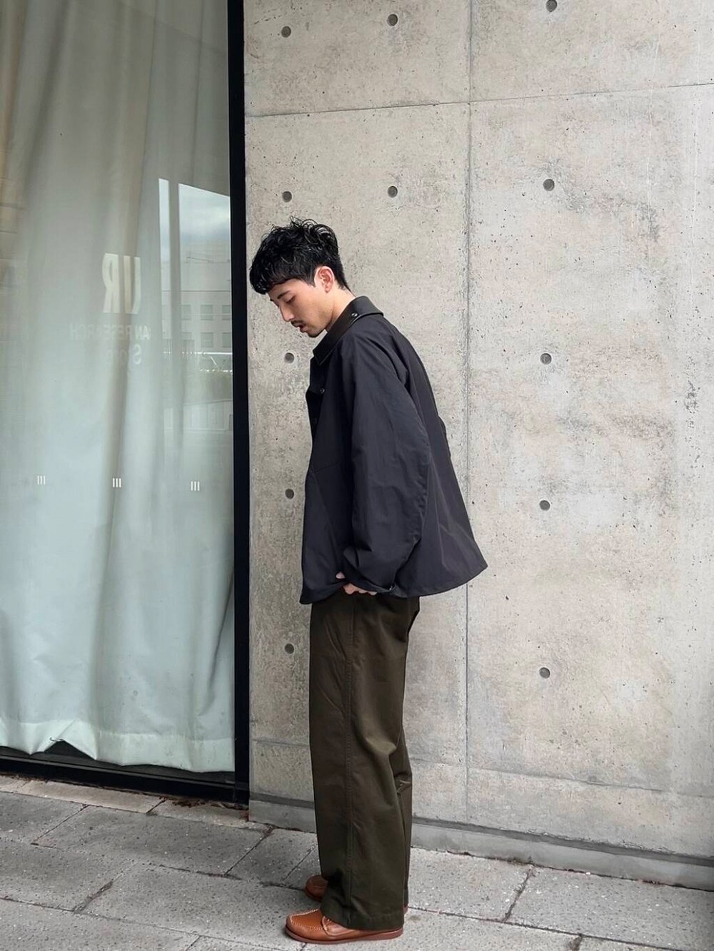 ブルー系のTシャツ/カットソー、グリーン系のその他パンツ、ブラック系のその他アウターを着用したメンズの秋コーディネートの2枚目の写真