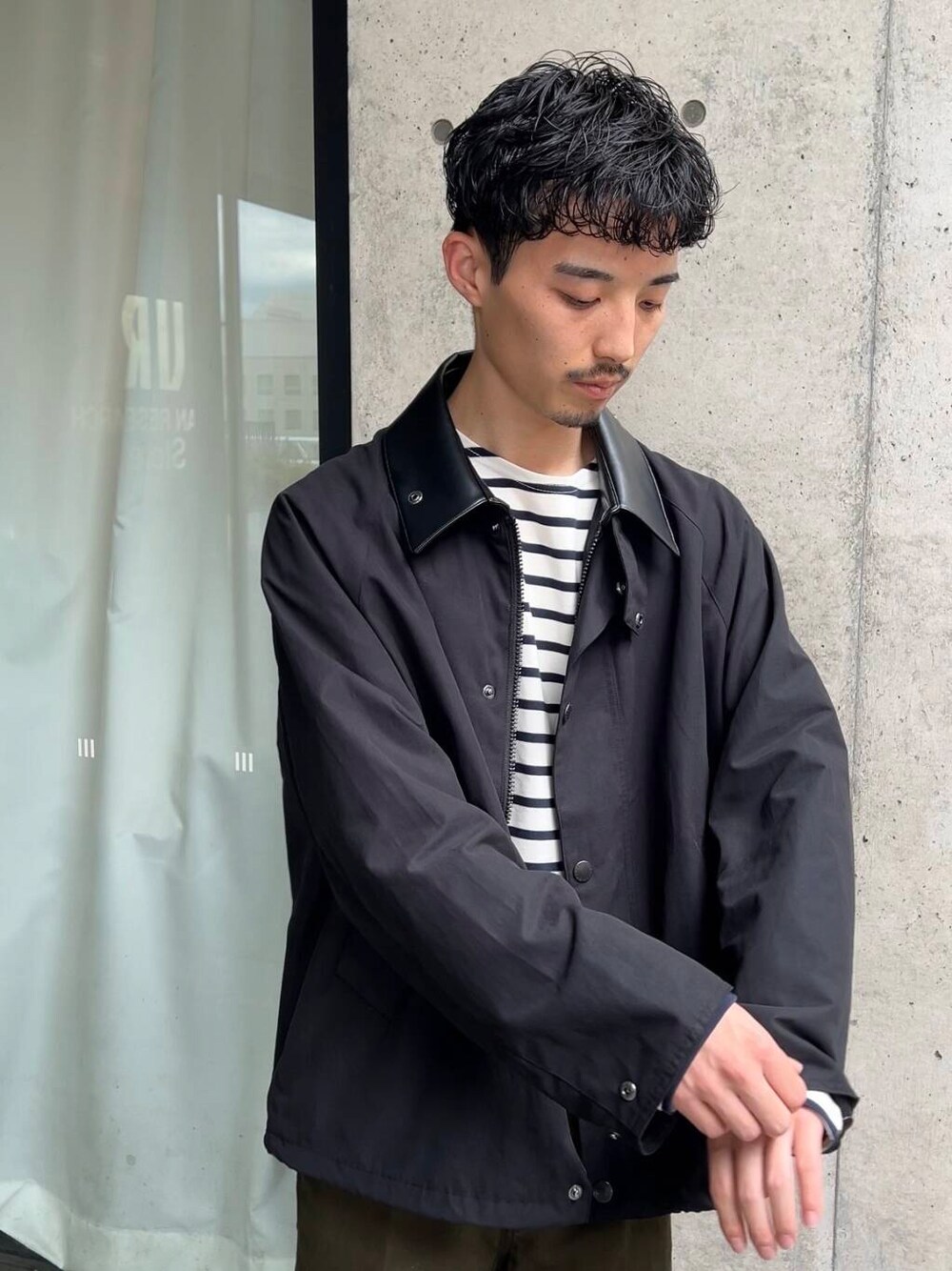 ブルー系のTシャツ/カットソー、グリーン系のその他パンツ、ブラック系のその他アウターを着用したメンズの秋コーディネートの3枚目の写真