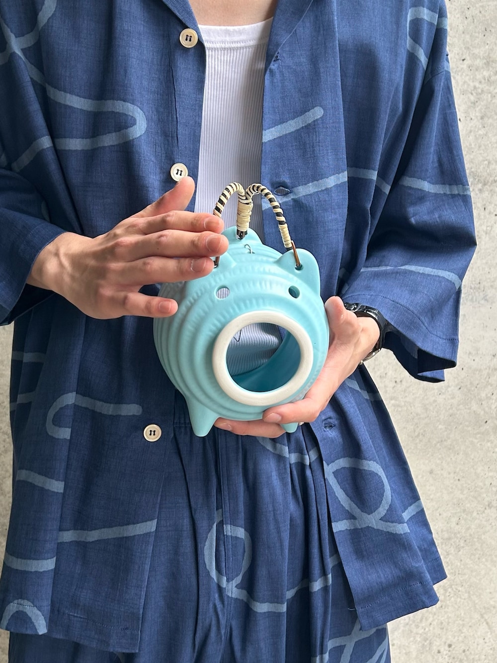 ブルー系のシャツ/ブラウス、ブルー系のその他パンツ、ブラウン系のサンダルを着用したメンズの夏コーディネートの4枚目の写真