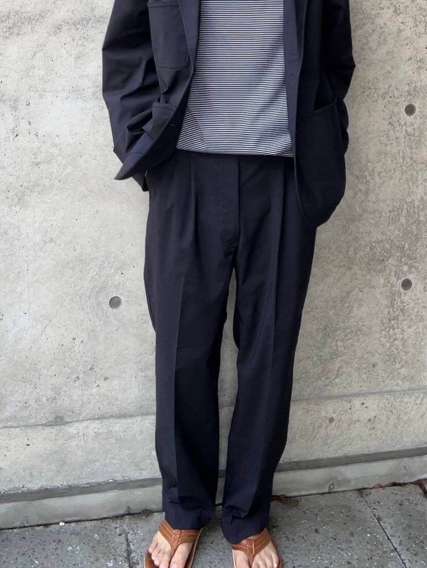 ブラウン系のサンダル、ブルー系のその他パンツ、ブルー系のその他アウターを着用したメンズの秋コーディネートの3枚目の写真