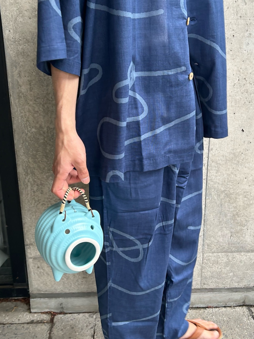 ブルー系のシャツ/ブラウス、ブルー系のその他パンツ、ブラウン系のサンダルを着用したメンズの夏コーディネートの3枚目の写真