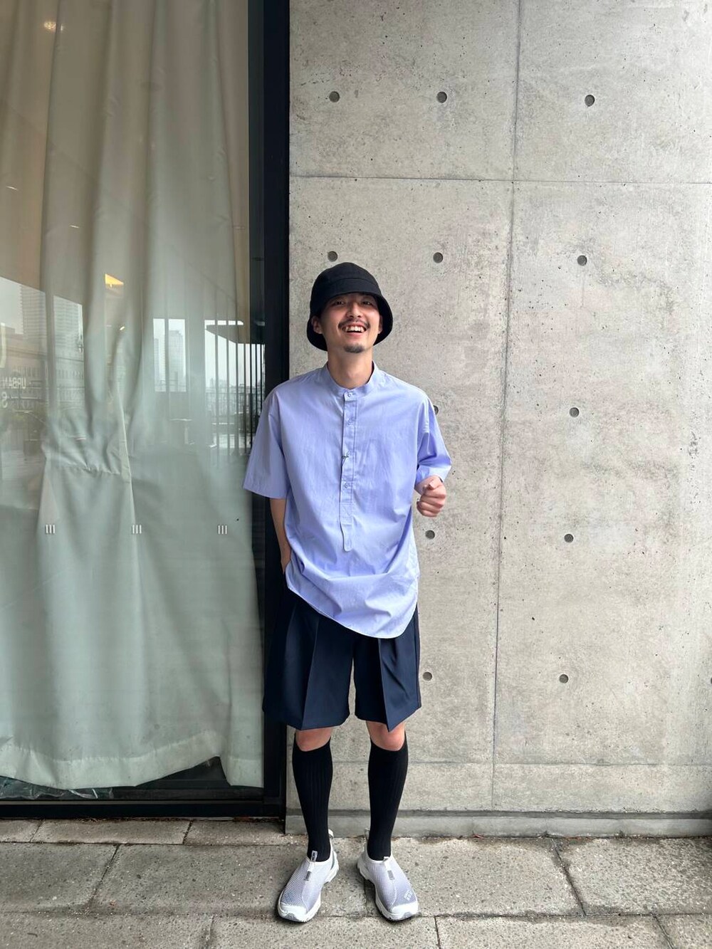 ブルー系のその他パンツ、ブルー系のシャツ/ブラウス、グレー系のスニーカーを着用したメンズの夏コーディネートの2枚目の写真