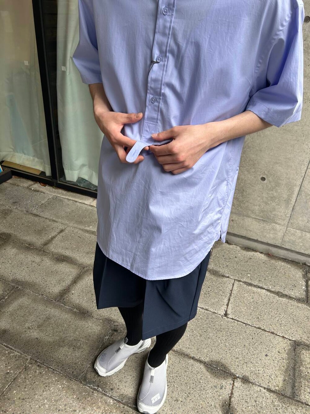 ブルー系のその他パンツ、ブルー系のシャツ/ブラウス、グレー系のスニーカーを着用したメンズの夏コーディネートの3枚目の写真