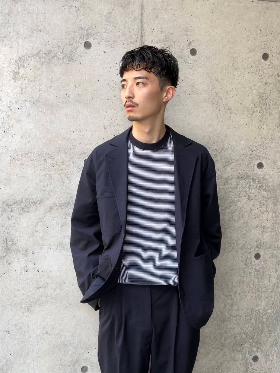 ブラウン系のサンダル、ブルー系のその他パンツ、ブルー系のその他アウターを着用したメンズの秋コーディネートの2枚目の写真