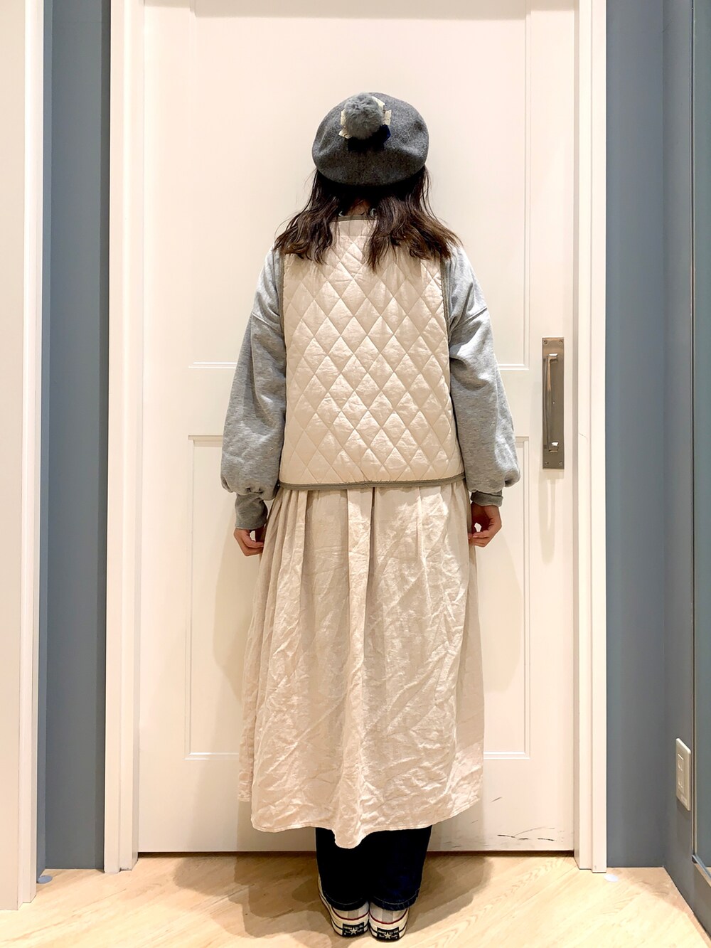 グレー系のワンピース、ホワイト系のベスト、グリーン系のシャツ/ブラウスを着用したレディースの冬コーディネートの4枚目の写真