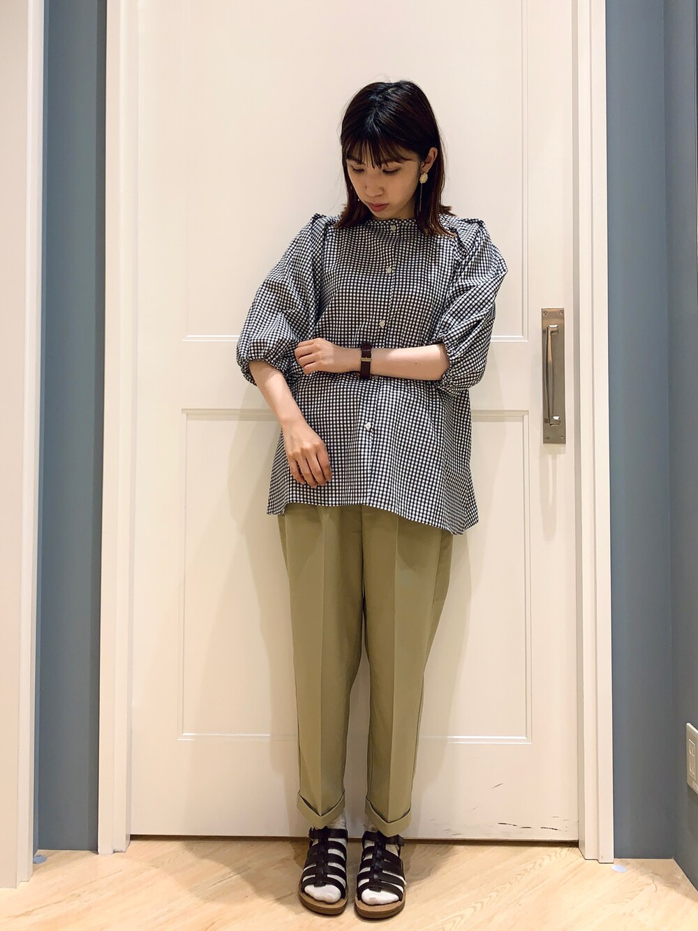 ブラウン系のサンダル、ホワイト系のシャツ/ブラウス、ベージュ系のその他パンツを着用したレディースの夏コーディネートの2枚目の写真