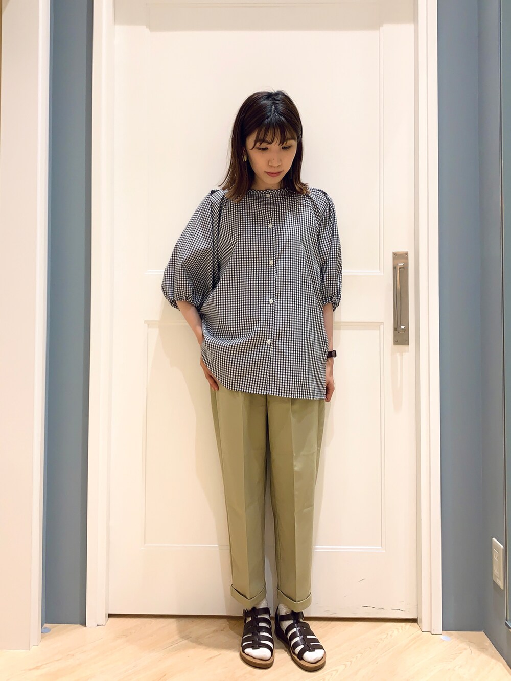 ブラウン系のサンダル、ホワイト系のシャツ/ブラウス、ベージュ系のその他パンツを着用したレディースの夏コーディネートの3枚目の写真