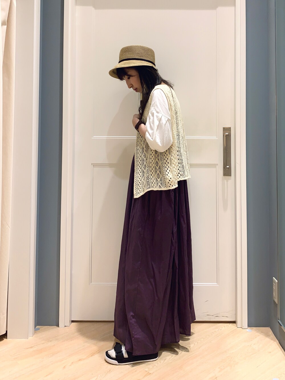 パープル系のワンピース、ホワイト系のTシャツ/カットソー、ベージュ系のハットを着用したレディースの夏コーディネートの2枚目の写真