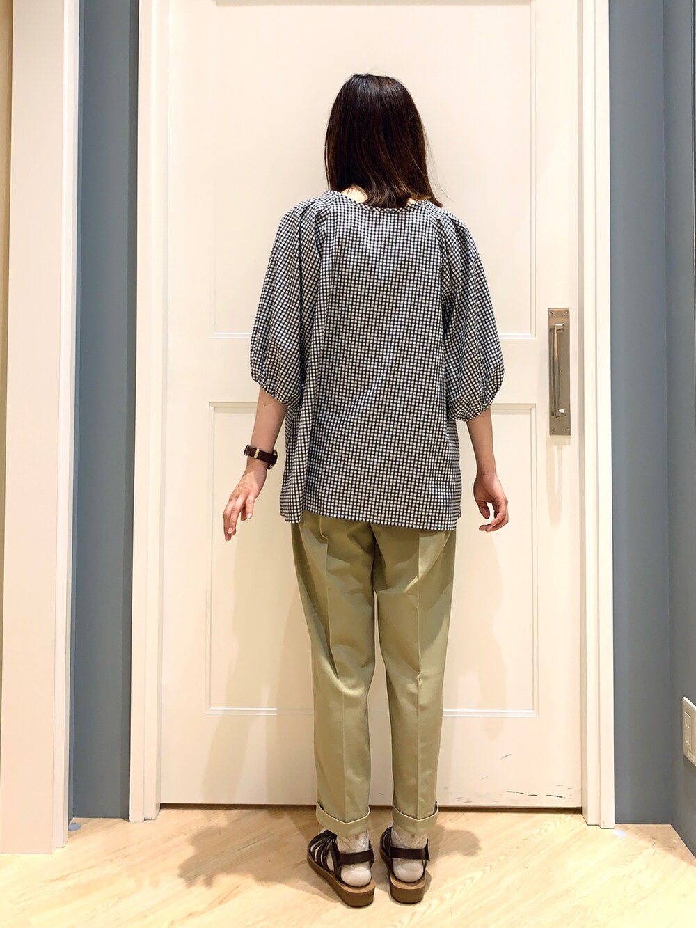 ブラウン系のサンダル、ホワイト系のシャツ/ブラウス、ベージュ系のその他パンツを着用したレディースの夏コーディネートの4枚目の写真