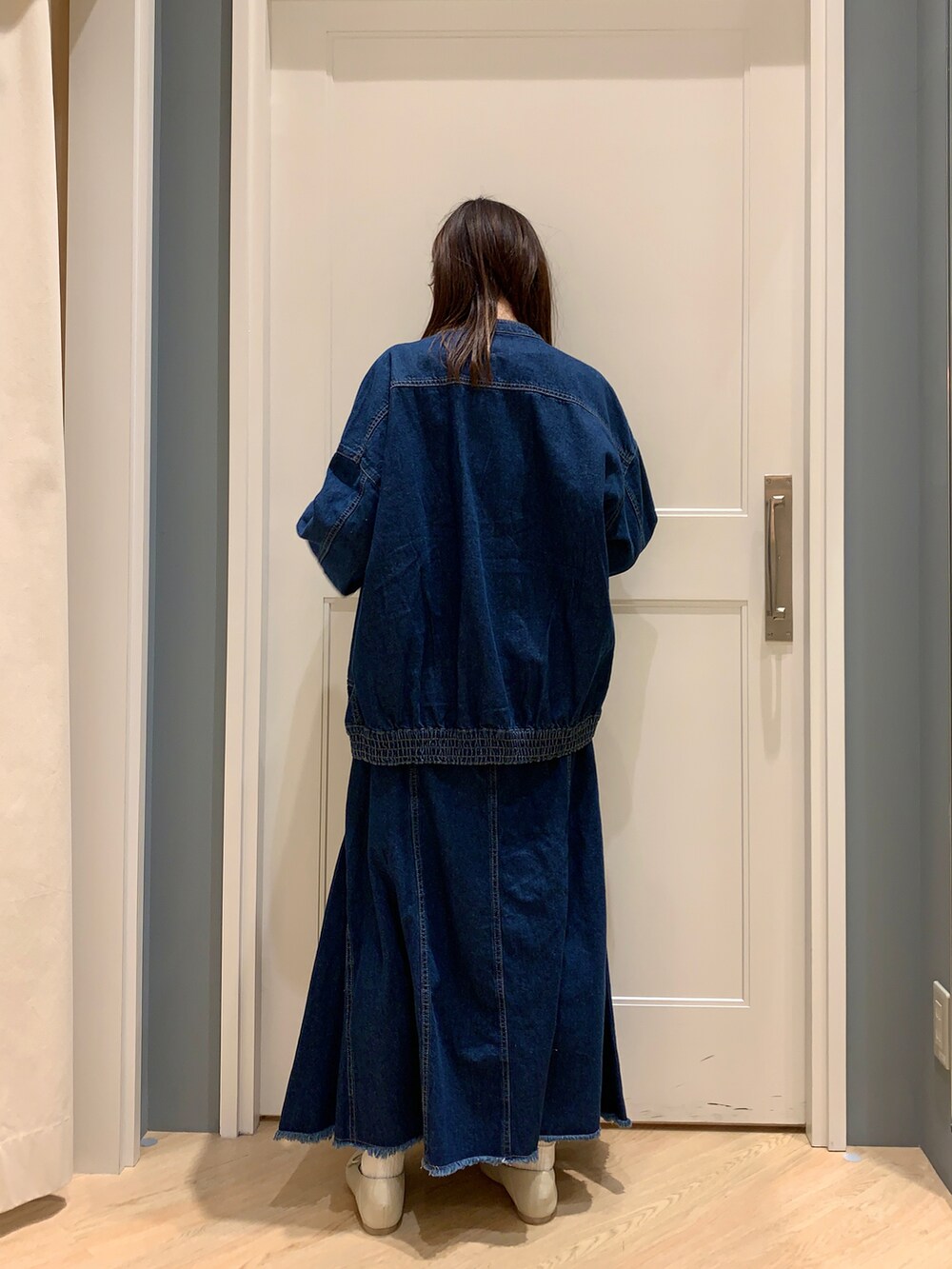 「Samansa Mos2 blue、サマンサモスモスブルー、カジュアルコーデ、セットアップ、ボーダー、ネイビー、ECODENIM、エコデニム、デニムジャケット、デニムスカート、フラットシューズ、フレアスカート、異素材」｜「Samansa Mos2 blueのECO DENIM ジャケット（デニムジャケット、ブルー系）」を使った、さ や か  ☺︎さん（レディース・160cm）の春コーディネートの2枚目の写真