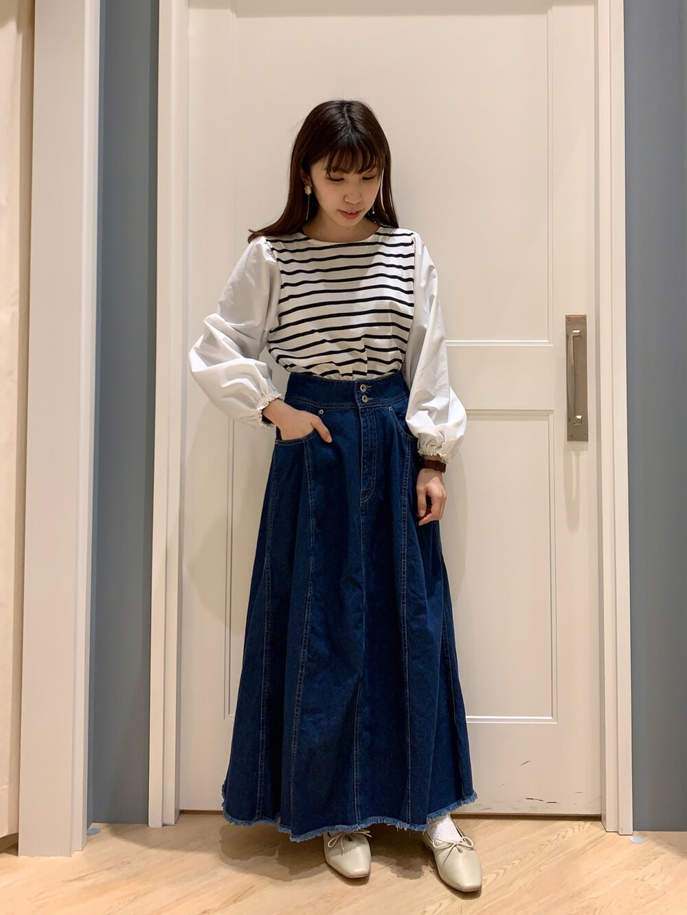 「Samansa Mos2 blue、サマンサモスモスブルー、カジュアルコーデ、セットアップ、ボーダー、ネイビー、ECODENIM、エコデニム、デニムジャケット、デニムスカート、フラットシューズ、フレアスカート、異素材」｜「Samansa Mos2 blueのECO DENIM ジャケット（デニムジャケット、ブルー系）」を使った、さ や か  ☺︎さん（レディース・160cm）の春コーディネートの3枚目の写真