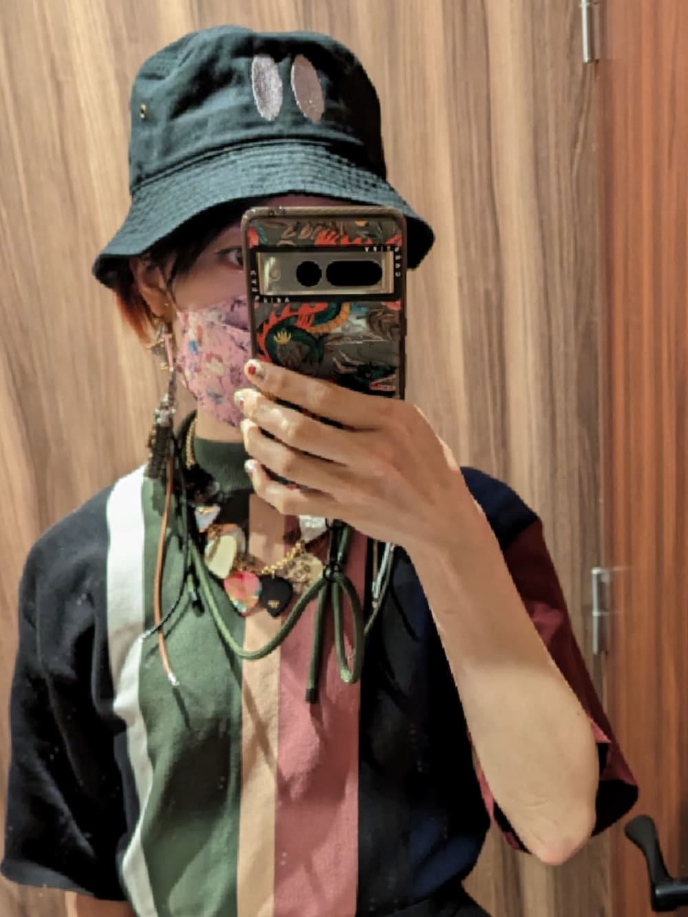 ホワイト系のブーツ、ブラック系のその他パンツ、ブラック系のトートバッグを着用したレディースの春コーディネートの2枚目の写真