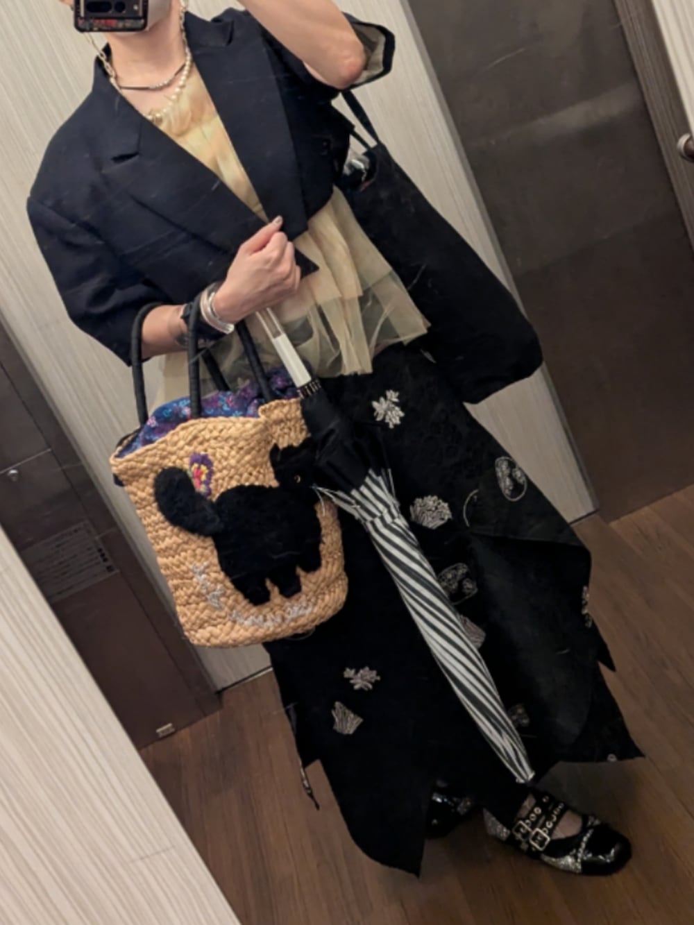 ブラック系のスカート、その他のTシャツ/カットソー、ブルー系のテーラードジャケットを着用したレディースの秋コーディネートの2枚目の写真