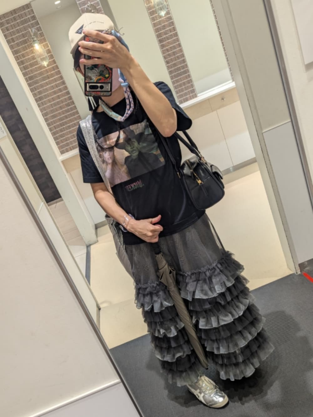 ブラック系のボストンバッグ、その他のテーラードジャケット、その他のその他パンツを着用したレディースの秋コーディネートの2枚目の写真