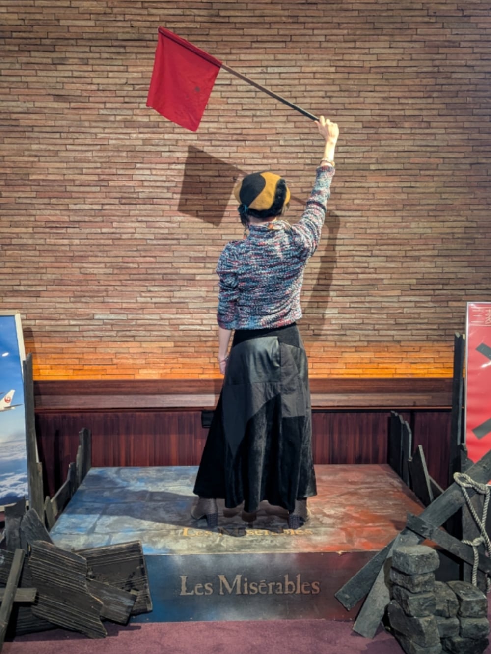 ブルー系のボストンバッグ、ブルー系のニット/セーター、ブラック系のスカートを着用したレディースの冬コーディネートの2枚目の写真