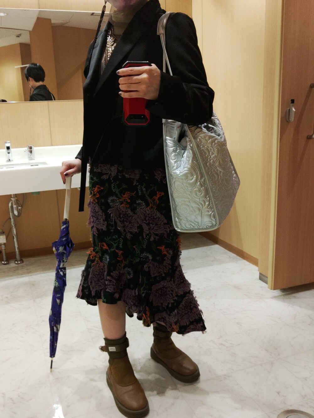 ブラック系のブーツ、シルバー系のトートバッグ、ブラック系のテーラードジャケットを着用したレディースの春コーディネートの3枚目の写真