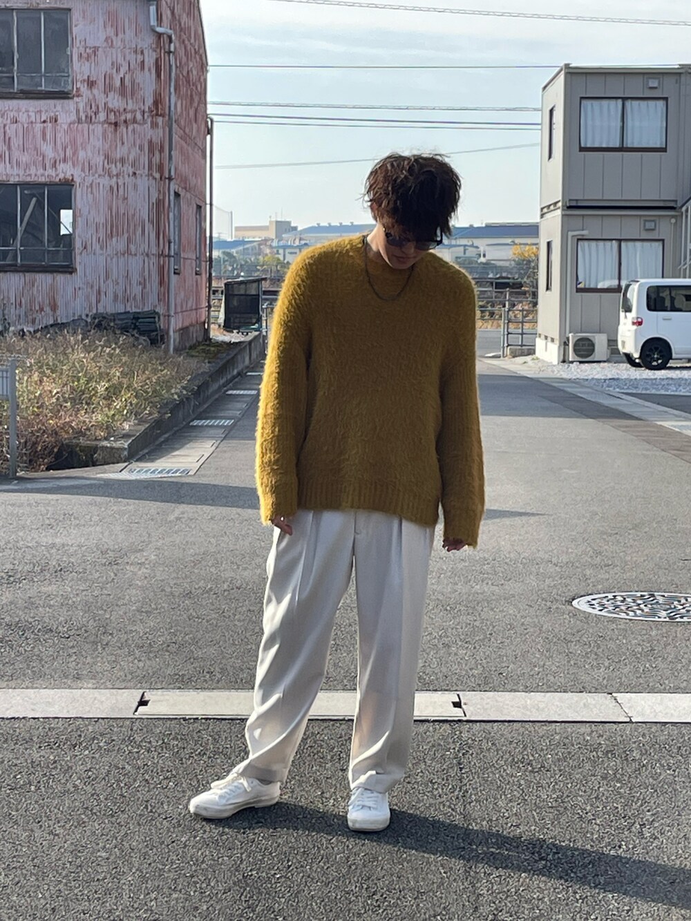 「シンプル、きれいめカジュアル、休日スタイル、シャギーニット、ニット、selleglant、お洒落さんとつながりたい、ワイドパンツ、スラックス、きれいめコーディネート、WYM、LIDnM、秋冬コーデ、スニーカーコーデ、秋コーデ」｜「LIDNMのCOMBINATION CHAIN NECKLACE（ネックレス、シルバー系）」を使った、tomoさん（メンズ・173cm）の冬コーディネートの2枚目の写真