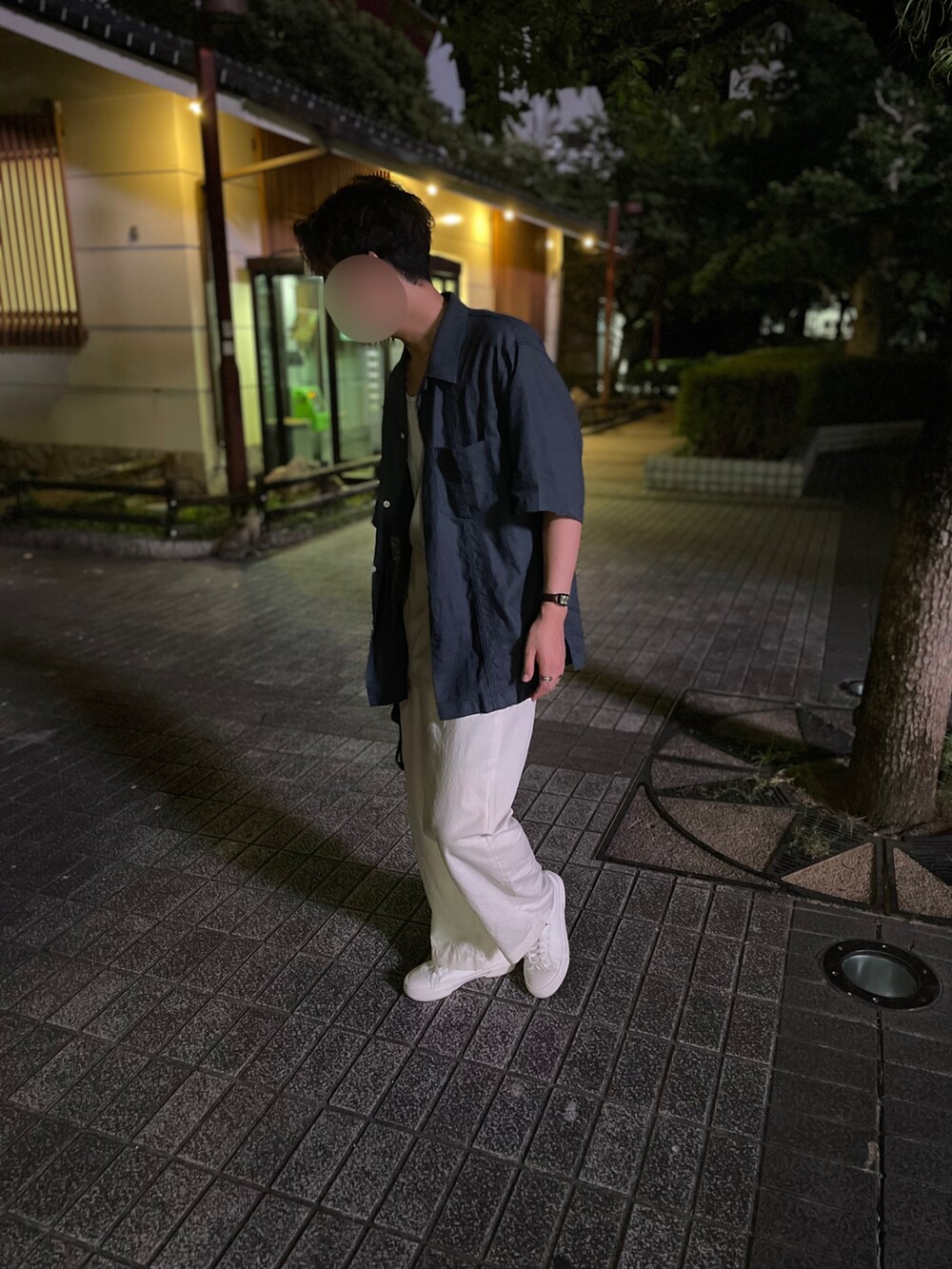 ブルー系のデニムパンツ、グレー系のタンクトップ、ブラック系のスラックスを着用したメンズの夏コーディネートの2枚目の写真