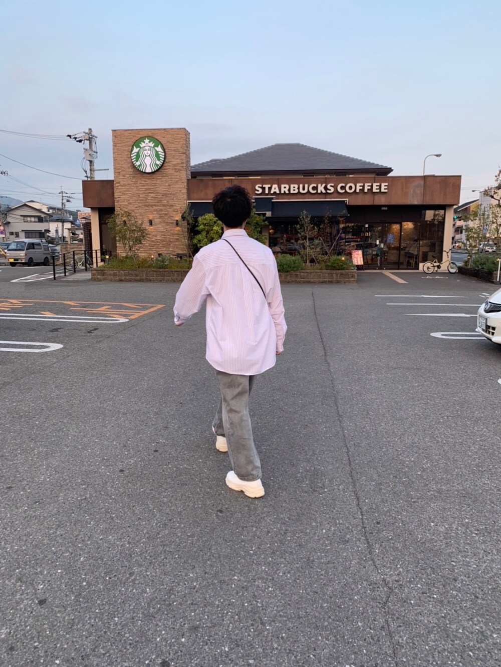 「ごきげんウィーク、カジュアル、おしゃれさんと繋がりたい、きれいめカジュアル、デニム、シャツスタイル、スニーカー」｜「REBALANCEのフリーサイズ リング【サイズ調整可能】（リング、その他）」を使った、tomoさん（メンズ・173cm）の春コーディネートの2枚目の写真